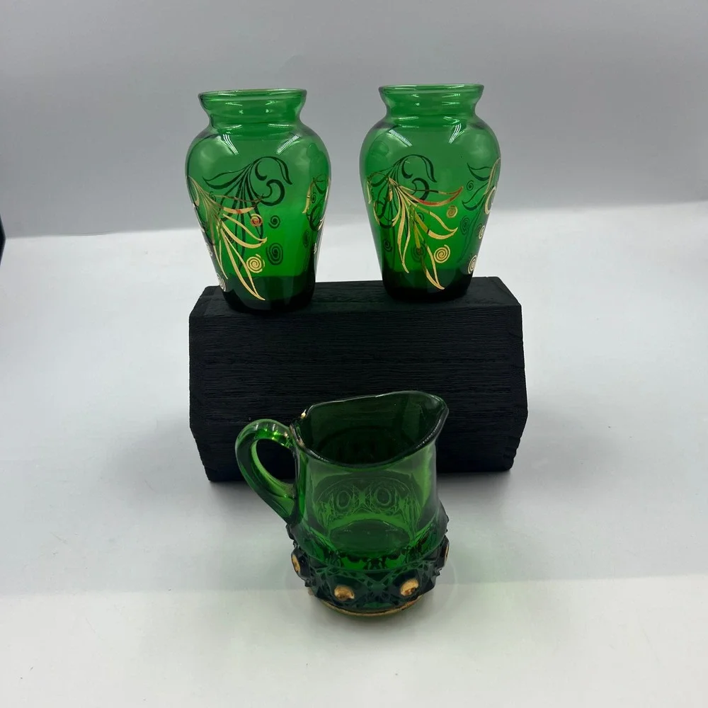 Vtg Emerald‎ Green Bud Vases & Mini Pitcher W Gold Tone Leaf Pattern Hobnail MCM